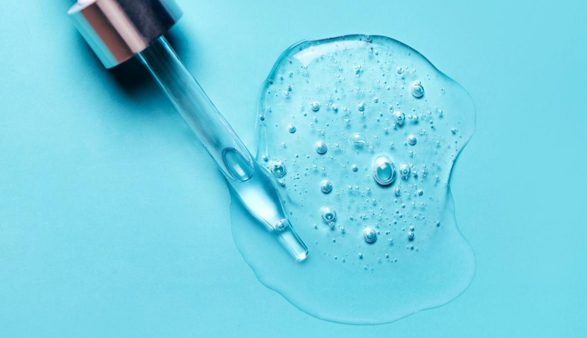 Kwas hialuronowy. Jak stosować go w codziennej pielęgnacji?