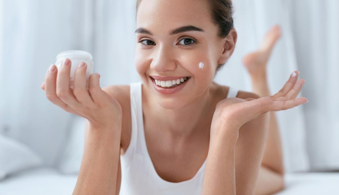 Czym są emolienty? Jak stosować je w pielęgnacji?